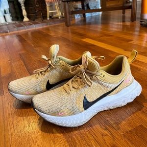 Nike infinity react run gold running shoes